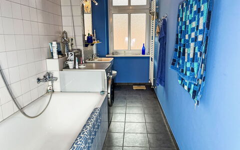 Regenbogen: Blue, Plumbing Fixture, Bathroom, Bathtub, Flooring, Plumbing, Floor, Tap, Sink, Room