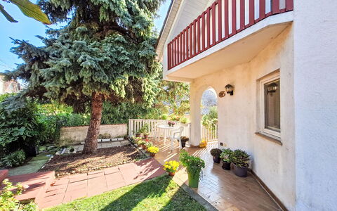 Bonika: Shrub, Residential Area, House, Home, Garden, Door, Yard, Landscaping, Estate, Lawn