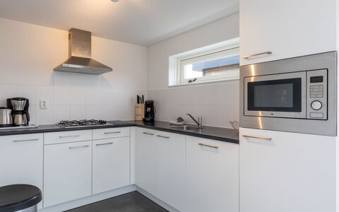 Duinzicht Renesse: Kitchen, Countertop, Flooring, Interior Design, Ceiling, Home, Floor, Cabinetry, Apartment, Plumbing Fixture