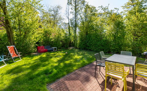 Parkside Residence Oostkapelle: Green, Grass, Leaf, Vegetation, Shrub, Garden, Furniture, Land Lot, Spring, Groundcover