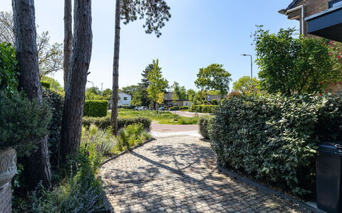 Residence Domburgse Duinen: Shrub, Garden, Groundcover, Walkway, Driveway, Landscaping, Flagstone, Woody Plant, Shade