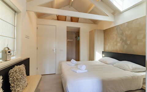 Residence Domburgse Duinen: Interior Design, Wood, Bedroom, Floor, Ceiling, Flooring, Bed, Bed Sheet, Room, Bedding