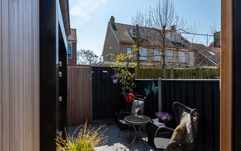 Bon Zoutelande: Wood, Home, Flowerpot, Backyard, Garden, Yard, Wood Stain, Hardwood, Houseplant, Courtyard