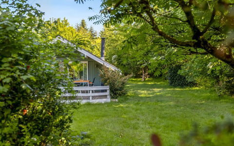 Ung - 30Km from the Sea: Home, Cottage, Porch, Hardwood, Siding, Deck, Shade, Plank, Estate, Garden Buildings