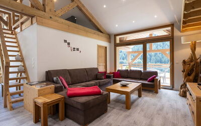 Chalets les Amis 101.5: Wood, Furniture, Interior Design, Ceiling, Room, Hardwood, Wood Flooring, Living Room, Beam, Wood Stain