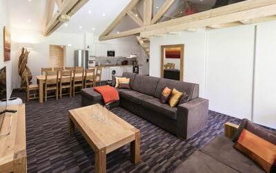 Chalets les Amis 101.2: Furniture, Interior Design, Flooring, Floor, Couch, Wood, Ceiling, Living Room, Room, Wood Flooring