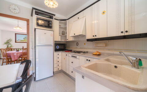 De Vacances: Kitchen, Countertop, Kitchen Appliance, Major Appliance, Interior Design, Flooring, Cabinetry, Wood, Furniture, Floor