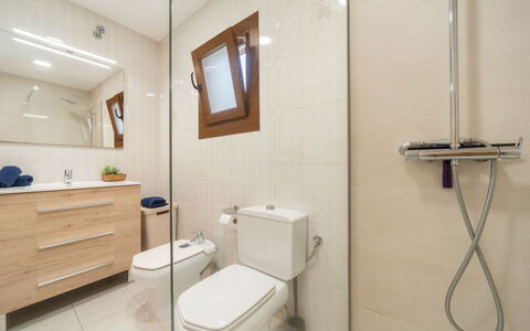 De Vacances: Bathroom, Toilet Seat, Plumbing Fixture, Flooring, Toilet, Floor, Interior Design, Bathroom Sink, Sink, Bathroom Cabinet