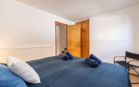 De Vacances: Flooring, Interior Design, Floor, Wood, Furniture, Ceiling, Room, Bedroom, Wood Flooring, Bed