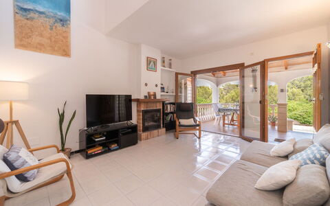 De Vacances: Furniture, Interior Design, Flooring, Floor, Couch, Wood, Ceiling, Room, Living Room, Table