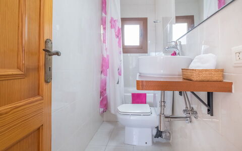 De Vacances: Swimming Pool, Resort, Apartment, Hotel, Condominium, Resort Town, Thermae, Villa, Eco Hotel