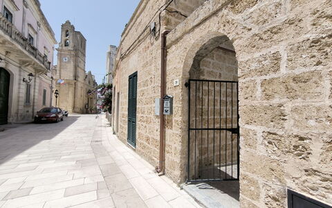Morciano di Leuca 1: Wall, Flooring, Architecture, Arch, Street, Door, Concrete, Flagstone, Brick, Brickwork