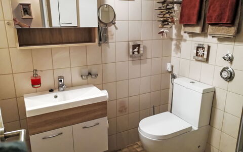 Ruhrtalblick: Toilet Seat, Bathroom, Toilet, Plumbing Fixture, Bathroom Sink, Sink, Interior Design, Flooring, Floor, Bathroom Cabinet