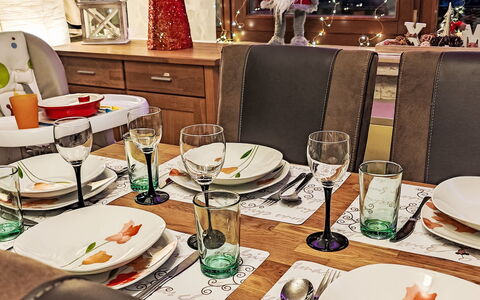 Ruhrtalblick: Tableware, Furniture, Table, Dishware, Serveware, Tablecloth, Plate, Dining Room, Drinkware, Chair