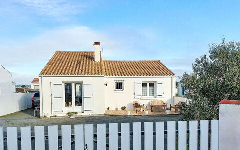 Charme de la Grande Bosse: Sky, Building, Window, House, Roof, Home, Facade, Residential Area, Architecture, Door