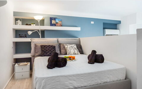 Duomo In 8 Stop: Furniture, Bed, Interior Design, Bedroom, Bedding, Wall, Bed Sheet, Room, Linens, Flooring