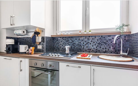 Duomo In 8 Stop: Kitchen, Countertop, Interior Design, Flooring, Plumbing Fixture, Tap, Sink, Tile, Kitchen Sink, Kitchen Appliance