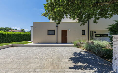 Frani: Residential Area, Home, Composite Material, Driveway, Flagstone, Concrete, Shade, Garden, Walkway, Landscaping
