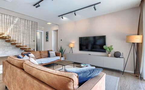 Frani: Interior Design, Flooring, Furniture, Couch, Wood, Ceiling, Floor, Living Room, Light Fixture, Lighting