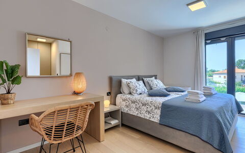 Frani: Bed, Furniture, Interior Design, Bedroom, Flooring, Floor, Ceiling, Bedding, Bed Sheet, Room