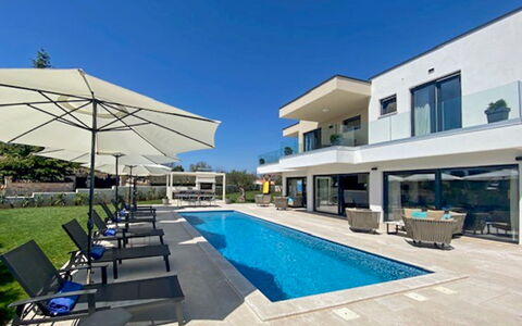 Frani: Shrub, Residential Area, Porch, Garden, Balcony, Shade, Outdoor Furniture, Yard, Chair, Landscaping