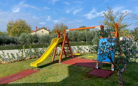 Frani: Shrub, Residential Area, Porch, Garden, Balcony, Shade, Outdoor Furniture, Yard, Chair, Landscaping