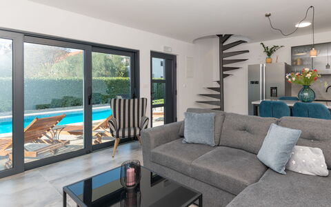 Maja: Shrub, Residential Area, Porch, Garden, Balcony, Shade, Outdoor Furniture, Yard, Chair, Landscaping