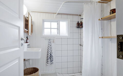 Aarno - 120M from the Sea: Wall, Flooring, Interior Design, Plumbing Fixture, Floor, Room, Ceiling, Bathroom, Plumbing, Tile