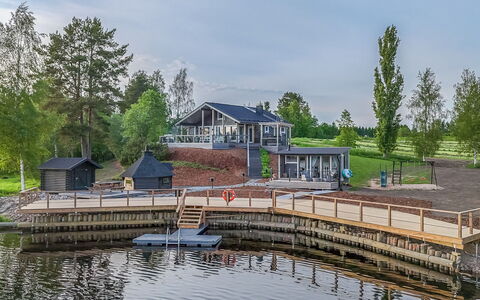 Aurinkopaikka: Water, Body Of Water, Waterway, Bank, Lake, Channel, Dock, Deck, Boardwalk, Reservoir