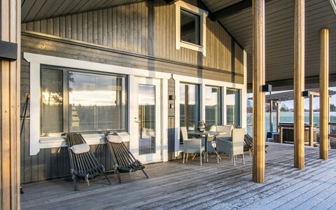 Aurinkopaikka: Wood, Plank, Hardwood, Lumber, Deck, Siding, Wood Flooring, Pier, Wood Stain, Porch
