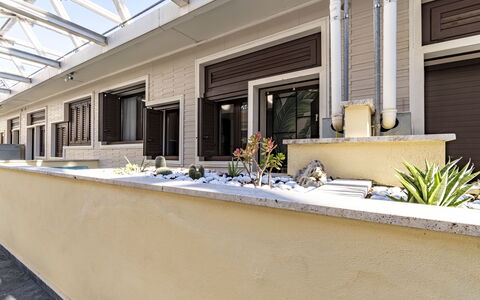Suite Trastevere: Shade, Concrete, Balcony, Daylighting, Courtyard, Houseplant