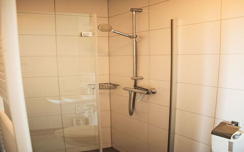 Blick Ins Grüne: Plumbing Fixture, Flooring, Floor, Bathroom, Plumbing, Shower, Shower Door, Shower Head, Shower Bar