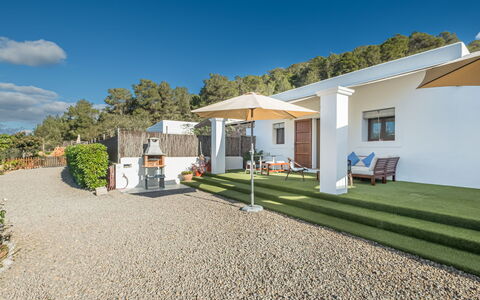 Can Verdal: Shrub, Garden, Shade, Landscaping, Estate, Yard, Design, Backyard, Driveway, Hacienda