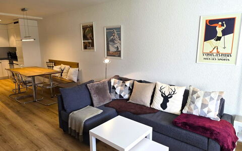 Triangel C Ronida: Furniture, Interior Design, Flooring, Floor, Couch, Wood, Wood Flooring, Living Room, Room, Apartment