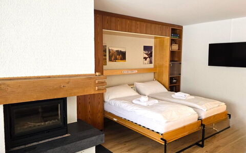 Triangel C Ronida: Furniture, Interior Design, Flooring, Wood, Floor, Bed, Room, Ceiling, Bedroom, Wood Stain