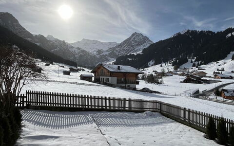 Flott: Mountainous Landforms, Snow, Winter, Mountain, Mountain Range, Hill Station, Freezing, Glacial Landform, Cottage, Slope