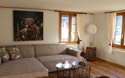 Flott: Furniture, Interior Design, Couch, Flooring, Floor, Wood, Table, Living Room, Room, Home