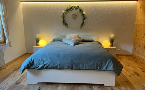Flott: Furniture, Bed, Interior Design, Bedroom, Wall, Flooring, Floor, Bedding, Bed Sheet, Wood