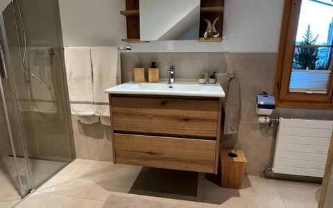 Flott: Flooring, Floor, Interior Design, Bathroom Cabinet, Plumbing Fixture, Bathroom Sink, Plumbing, Sink, Bathroom, Tap