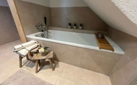 Flott: Flooring, Floor, Bathtub, Plumbing Fixture, Wood Flooring, Plumbing, Bathroom, Natural Material, Tile, Hardwood