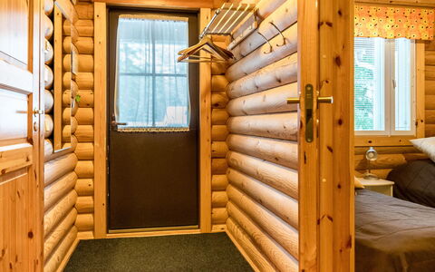 Kilpolan Karoliina: Wood, Interior Design, Floor, Ceiling, Wood Stain, Room, Log Cabin, Hardwood, Plank, Bedroom