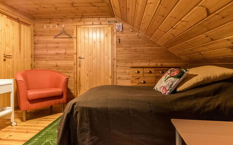 Kilpolan Karoliina: Furniture, Floor, Interior Design, Flooring, Wood, Bed, Ceiling, Bedroom, Wood Flooring, Room