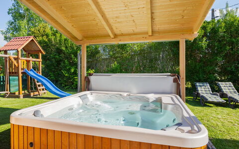 Hullám: Bathtub, Plumbing Fixture, Swimming Pool, Leisure, Wood Stain, Houseplant, Eco Hotel, Shade, Flowerpot