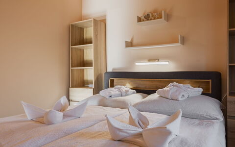 Hullám: Bed, Interior Design, Furniture, Bedroom, Bedding, Wall, Bed Sheet, Floor, Wood, Room