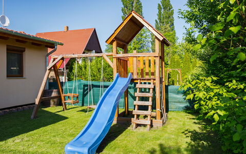 Hullám: Playground Slide, Outdoor Play Equipment, Chute, Garden, Leisure, Playground, Wood Stain, Backyard, Shade, Yard