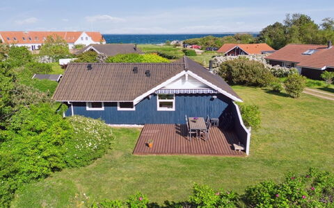 Sukie - 100M from the Sea: Vegetation, Shrub, Spring, Cottage, Garden, Shade, Backyard, Yard, Chair