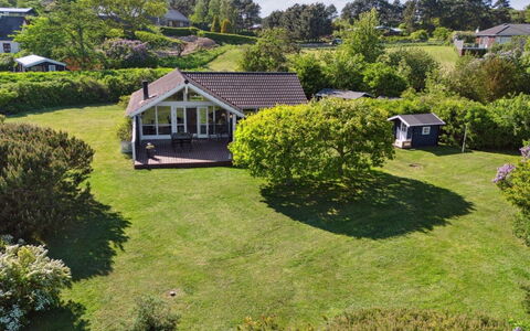 Sukie - 100M from the Sea: Vegetation, Shrub, Spring, Cottage, Garden, Shade, Backyard, Yard, Chair