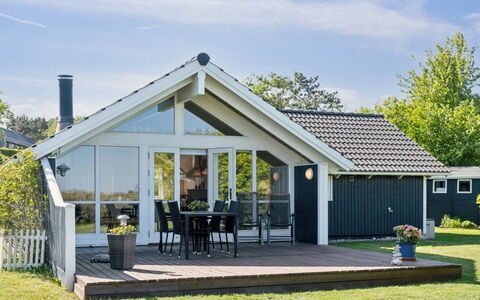 Sukie - 100M from the Sea: Vegetation, Shrub, Spring, Cottage, Garden, Shade, Backyard, Yard, Chair