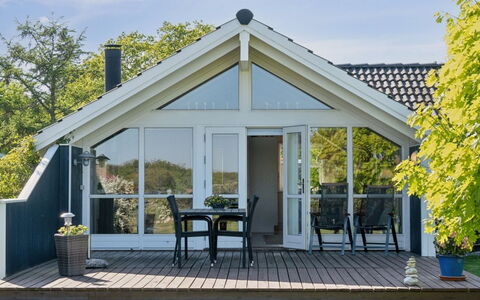 Sukie - 100M from the Sea: Vegetation, Shrub, Spring, Cottage, Garden, Shade, Backyard, Yard, Chair