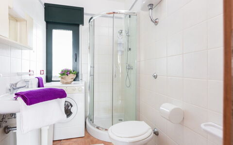 Appartamento Lido Specchiolla: Bathroom, Plumbing Fixture, Interior Design, Flooring, Floor, Toilet, Bathroom Sink, Sink, Plumbing, Toilet Seat
